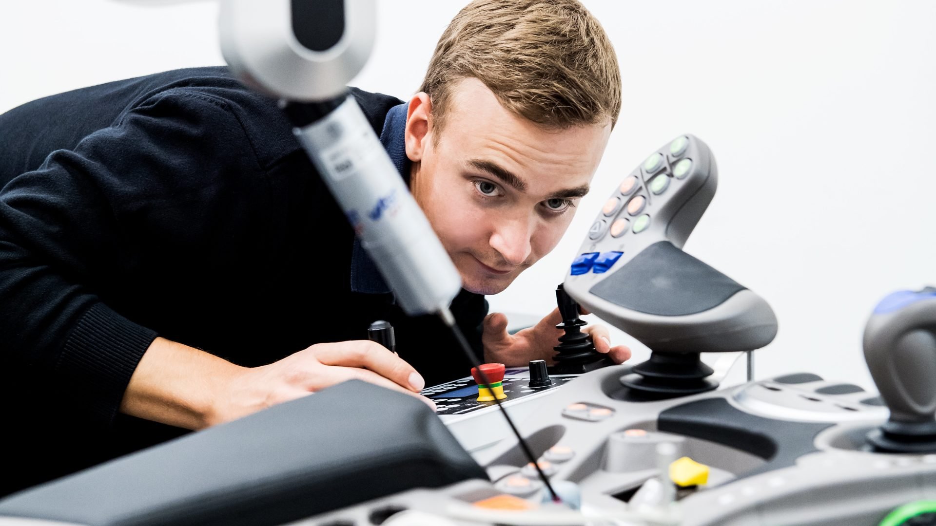 Mitarbeiter von elobau in der Montage