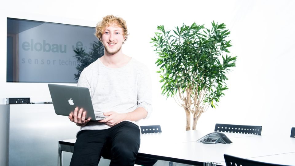 Student bei elobau mit laptop