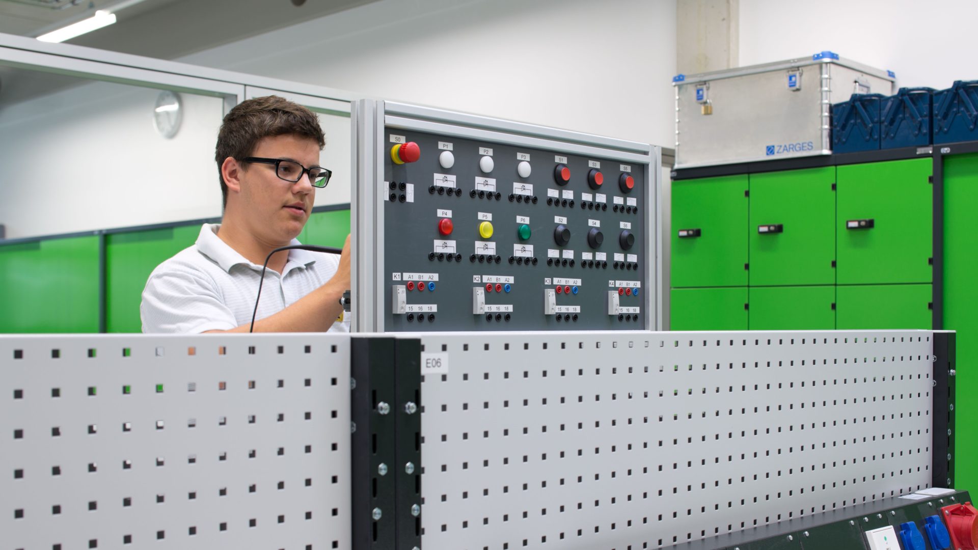 Elektroniker/in für Geräte und Systeme bei elobau