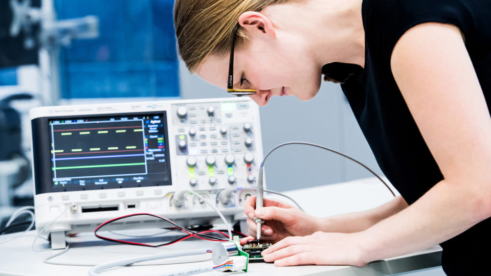 Arbeiten an einer Platine