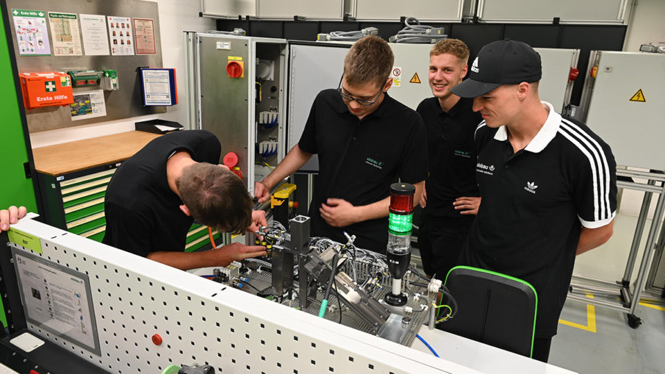 News - L’athlète de haut niveau Julian Wagner a rendu visite aux apprentis qui travaillent avec elobau - elobau