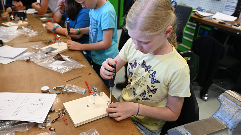 News - Pressemitteilung: Ferienbetreuung der besonderen Art – elobau bietet „Technik-Camp“ für Kinder von Mitarbeitenden an - elobau